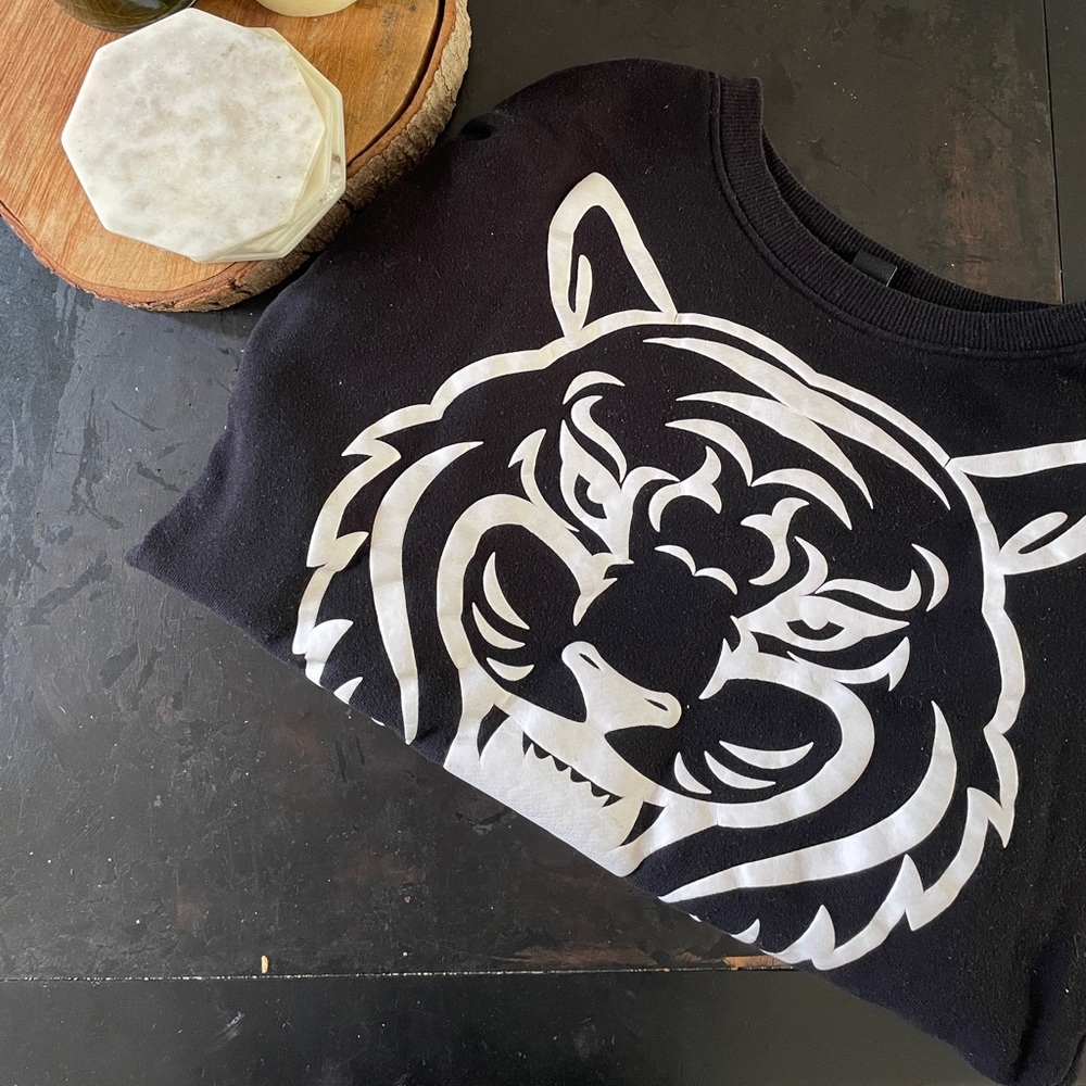 Forever21 Women’s Tiger Sweatshirt